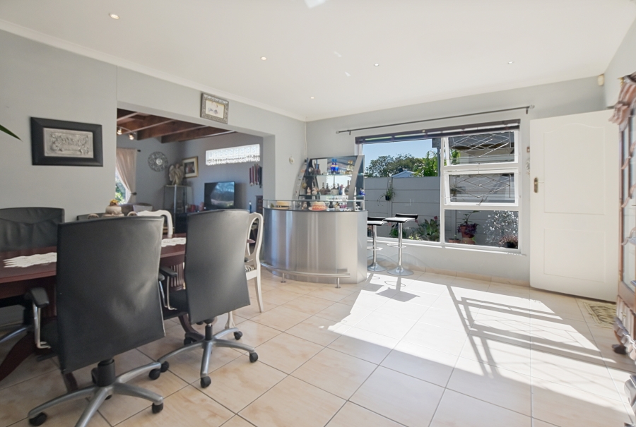 5 Bedroom Property for Sale in Richwood Western Cape